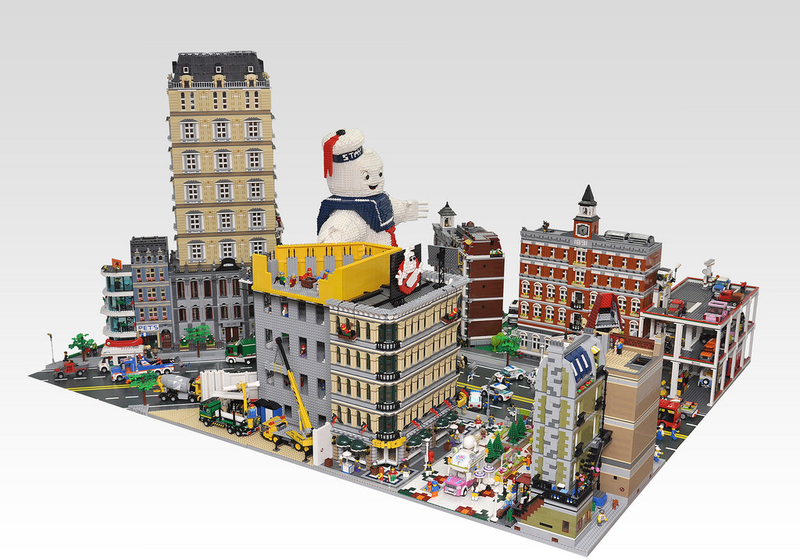 Illustration for article titled Gigantic Lego Stay Puft Marshmallow Man faces the Ghostbusters in NYC